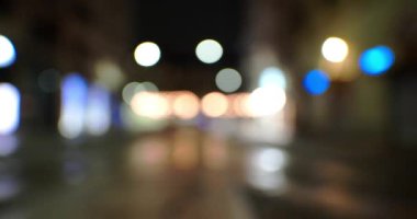 Bokeh - Milano İtalya 'da yağmurun altında gece manzarası