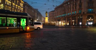  Gece Sahneleri - İtalya, Milano 'daki Piazza Cordusio Tramvayı 11-09-2024 şafağında