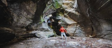 Çocuk Antigorio vadisinde Orridi di Uriezzo 'yu keşfediyor.