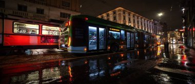 Gece Manzaraları - 10-26-2024 tarihlerinde İtalya 'da Degli Orefici üzerinden yağmur altında tramvay