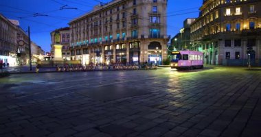  Gece Sahneleri - Milano, İtalya 'da Cordusio Meydanı' ndaki Pembe Tramvay 11-23-2024