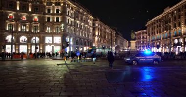 Gece Sahneleri - Milano, İtalya 'daki Piazza Cordusio' da polis arabaları 11-24-2024