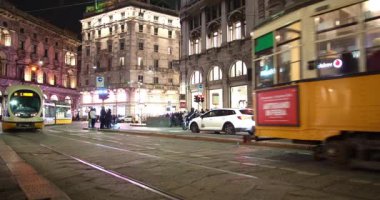  Gece Sahneleri - 11-24-2024 'te Milano' daki Orefici üzerinden Kızıl Tramvay