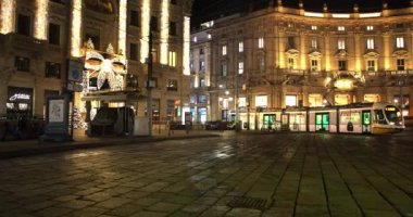 İtalya 'nın Milano kentindeki Cordusio meydanında 12-04-2024 yıllarında Noel ışıkları ve tramvay