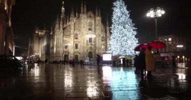 Milano 'daki Piazza Duomo' da 12-07-2024 yıllarında Noel ağacı yağmurun altında..