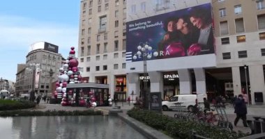 İtalya 'nın Milano kenti Piazza San Babila' daki Sephora Noel Ağacı, 12-09-2024