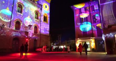İtalya 'nın Lecco kentindeki Piazza XX Settembre' de Noel Sahneleri 11-30-2024