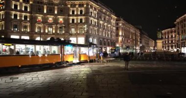  Gece Sahneleri - İtalya, Milano 'daki Piazza Cordusio Tramvayı 11-24-2024