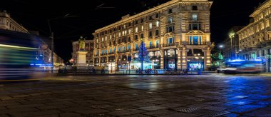  Gece Sahneleri - Milano 'daki Piazza Cordusio' da ambulans 12-20-2024