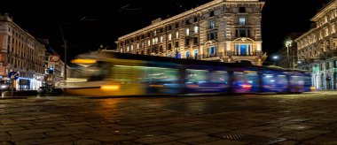 Gece Manzaraları - Milano 'daki Cordusio Meydanı' nda 12-20-2024 tarihlerinde Tramvay Işığı İzleri