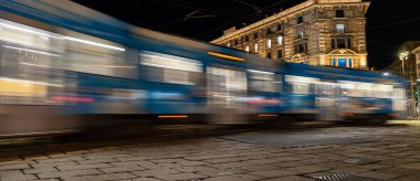  Gece Sahneleri - Milano 'daki Cordusio Meydanı' nda 12-20-2024 tarihlerinde Tramvay Tramvayı