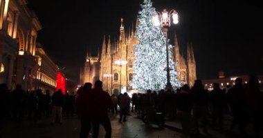 2024 yılbaşı gecesi Milano 'da Piazza Duomo İtalya' da saat 11 'de.