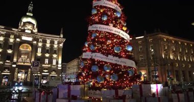 Milano 'daki Piazza Cordusio' da 12-17-2023 yıllarında Noel ağacı
