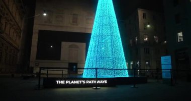 Milano 'daki Piazza San Fedele' deki Noel Ağacı 12-13-2024