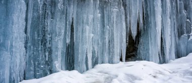 İtalya Alpe Devero 'daki Şeytan' ın Şelalesinde Sarkıtlar