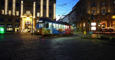 Gece Manzaraları - Milano 'daki Cordusio Meydanı' ndaki tramvay 12-21-2024