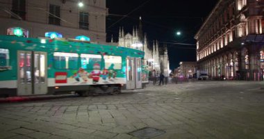  Gece manzaraları - Milano 'daki Piazza Duomo Meydanı' ndaki Turkuaz Tramvayı 12-21-2024