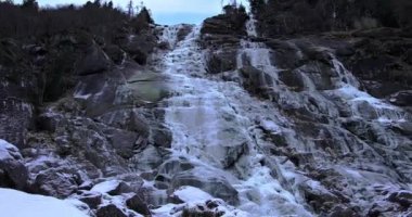 Muhteşem buz parçaları Dolomitlerin üzerine düşüyor.