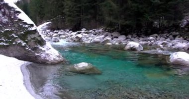 Turkuaz suyu olan Dolomite torrenti üzerindeki muhteşem kış manzarası.
