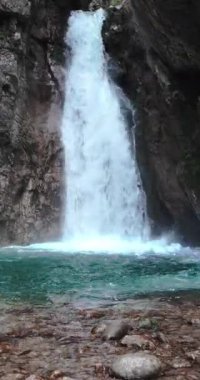 Dikey - Dolomitler 'de bir göl üzerinde turkuaz suyla sonbahar manzarası