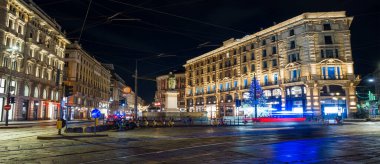 Milano 'daki Piazza Cordusio' da 12-21-2024 yıllarında polis arabasının hafif izleri.