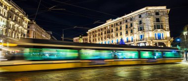 Milano 'daki Piazza Cordusio' da 12-21-2024 tarihlerinde tramvay ışıkları görülüyor.