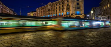 Gece Manzaraları - Milano 'daki Cordusio Meydanı' ndaki tramvay 01-11-2025.