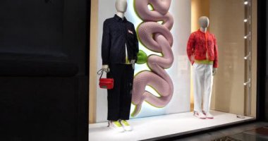  Milano 'daki Galleria Vittorio Emanuele II' deki Dior mağazası 01-18-2025