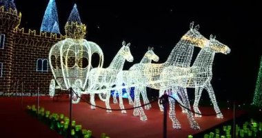 Parlak kaleli Noel manzarası