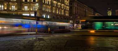 Gece Sahneleri - Milan 'daki Piazza Duomo Tramvayı 01-25-2025