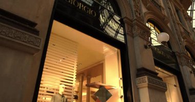 Milano 'daki Galleria Vittorio Emanuele II' deki Giorgio Armani mağazası 01-18-2025