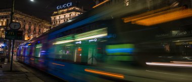 Gece Sahneleri - Milano 01-24-2025 'te Orefici üzerinden tramvay ışığı geliyor