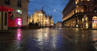  Gece manzaraları- Milan 'daki yağmurda Piazza Duomo Tramvayı 02-01-2025