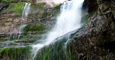 Dolomite ormanında bir yerlerde fantastik şelaleler var..