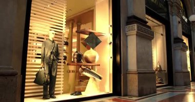 Milano 'daki Galleria Vittorio Emanuele II' deki Giorgio Armani mağazası 01-18-2025