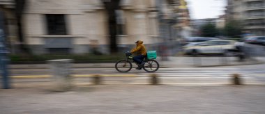 Panning - Bisikletli Çocuk Milan Piazza Sempione 'da 02-07-2025