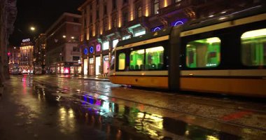 Gece Atmosferleri - 02-08-2025 'te Milano' da Oefici yoluyla yağmur altında tramvay