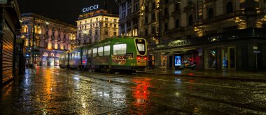 Gece manzaraları - Foxtown Tramvayı Milano 'daki Orefici üzerinden 02-09-2025