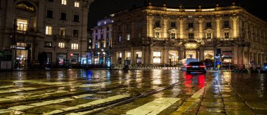  Gece Manzaraları - Milano 'da yağan yağmurda Piazza Cordusio 02-09-2025