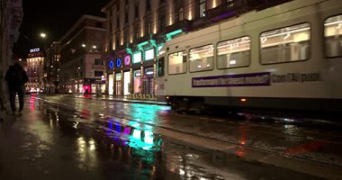 Gece Sahneleri - Milano 'da Orefici üzerinden yağan tramvay 02-01-2025