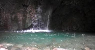 Turkuaz suyla muhteşem Dolomite şelaleleri.