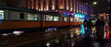 Anamorfik Mercek - Gece Manzarası - 10-26-2024 yıllarında yağmurun altında Milano 'da Via degli Orefici