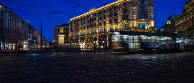 İtalya 'nın Milano kentindeki Piazza Cordusio şehrinde 02-15-2025' te hafif raylı tramvay