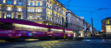  İtalya, Milano 'daki Piazza Cordusio' da şafak vakti Mor Tramvay, 02-15-2025