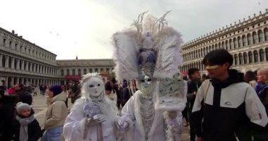 Venedik Piazza San Marco 'daki Fantastik Karnaval Maskeleri 02-16-2025