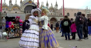 Fantastik Karnaval Maskeleri Fotoğrafçılar İçin Poz Veriyor San Marco Meydanı Venedik İtalya 02-16-2025