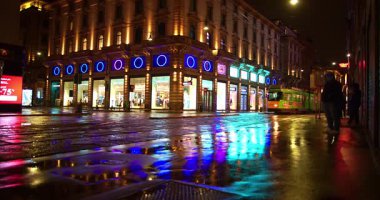  Milano 'daki Orefici üzerinden yağmur altında tren 02-01-2025