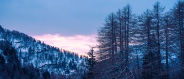 Alpe Devero 'da kış şafağı