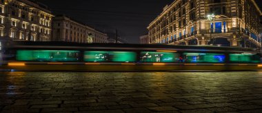 Gece Sahneleri - Milano 'daki Piazza Cordusio' da 02-21-2025 'te tramvay ışığı izleri