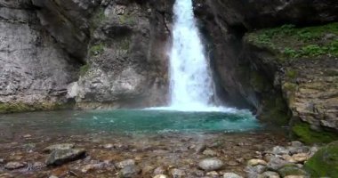 İtalya 'da Pison Dolomite şelaleleri